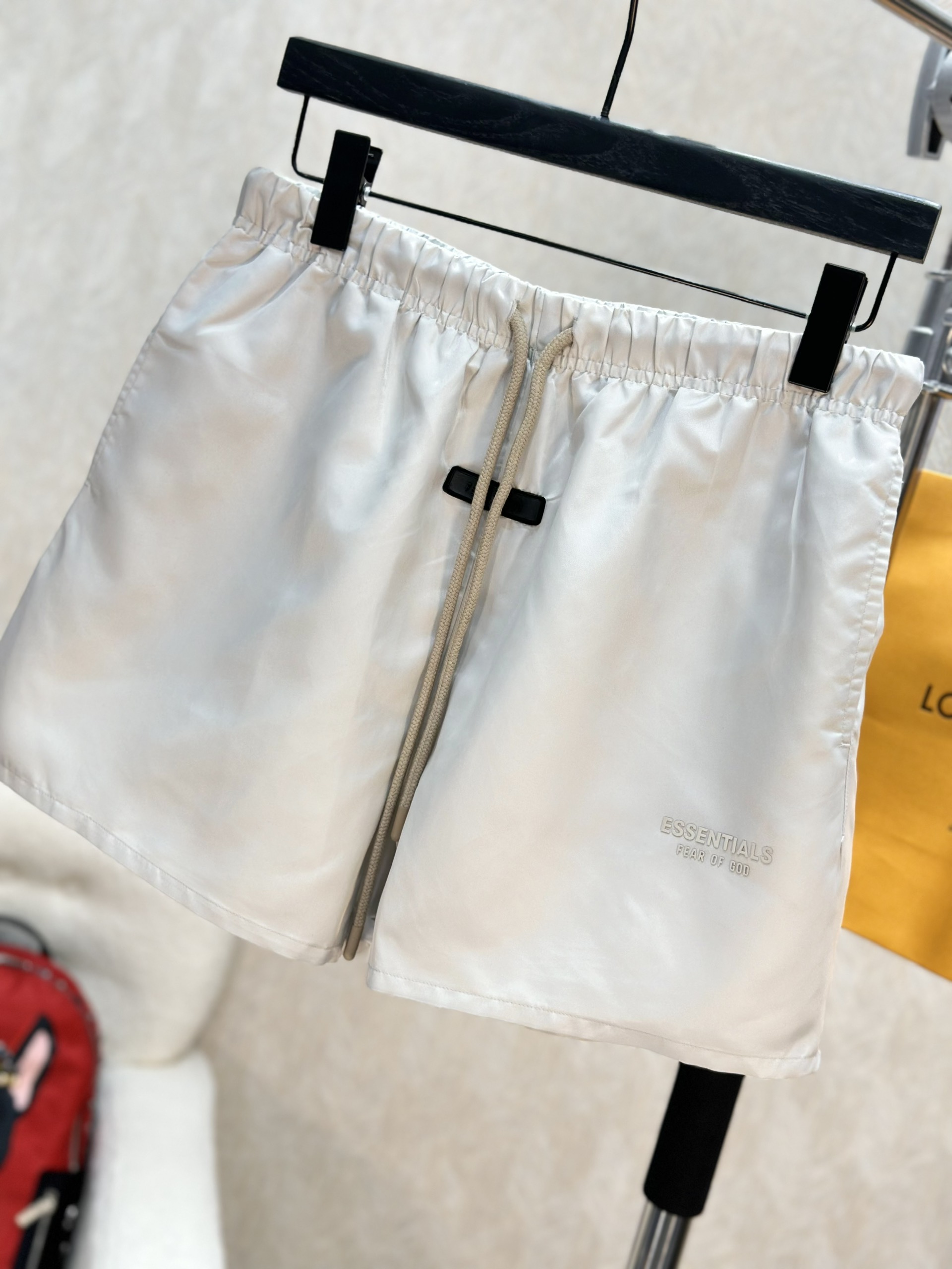 Quần short gió Essentials Xám logo chữ nhỏ nổi Like Auth 1-1 on web VTN